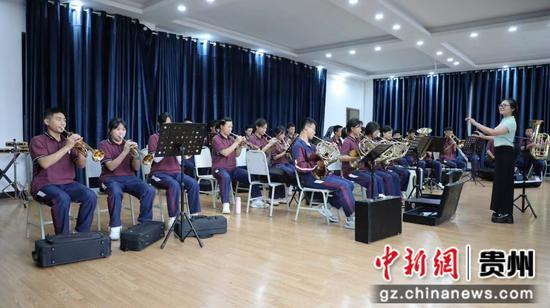 老师在指导学生练习管弦乐。张海生摄 老师在指导学生练习管弦乐。张海生摄