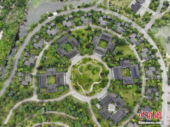 6月19日,位于贵州省毕节市织金县的平远古镇满目青翠,流水、小桥与当地建筑相映成趣。 6月19日,位于贵州省毕节市织金县的平远古镇满目青翠,流水、小桥与当地建筑相映成趣。