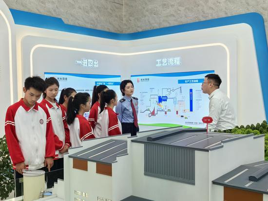 在垃圾发电企业,学生们听企业人员讲解付费vjn生产工艺。童霖摄 在垃圾发电企业,学生们听企业人员讲解付费vjn生产工艺。童霖摄