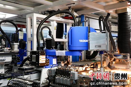 在贵州一道长通新能源有限公司生产车间,全自动光伏组件生产流水线。赵庆能 摄 在贵州一道长通新能源有限公司生产车间,全自动光伏组件生产流水线。赵庆能 摄