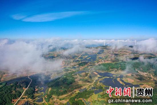 贵州省威宁县双龙镇高山村光伏电站 。何欢 摄) 贵州省威宁县双龙镇高山村光伏电站 。何欢 摄)