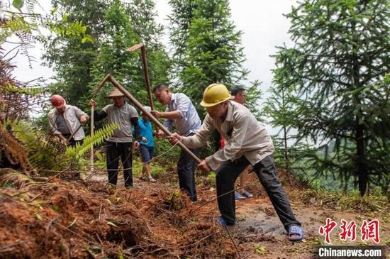 6月19日,干部群众在贵州省从江县西山镇小丑村清理通村道路。连日来,从江县遭遇2024年入汛以来最强降雨过程,造成多个乡镇的道路、供电、通讯、房屋、农作物不同程度受灾。灾情发生后,该县迅速组织干部、群众抢险救灾,恢复生产,降低受灾损失。吴德军 摄 6月19日,干部群众在贵州省从江县西山镇小丑村清理通村道路。连日来,从江县遭遇2024年入汛以来最强降雨过程,造成多个乡镇的道路、供电、通讯、房屋、农作物不同程度受灾。灾情发生后,该县迅速组织干部、群众抢险救灾,恢复生产,降低受灾损失。吴德军 摄