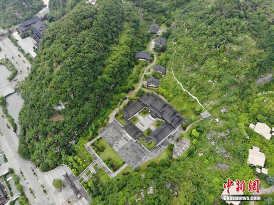 6月19日,位于贵州省毕节市织金县的平远古镇满目青翠,楼台廊阁、山亭水榭等与当地建筑相映成趣。中新网记者石小杰 摄 6月19日,位于贵州省毕节市织金县的平远古镇满目青翠,楼台廊阁、山亭水榭等与当地建筑相映成趣。中新网记者石小杰 摄