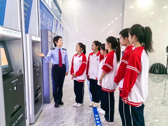 财贸学校学生在智慧服务厅详细了解自助办税服务。童霖摄 财贸学校学生在智慧服务厅详细了解自助办税服务。童霖摄