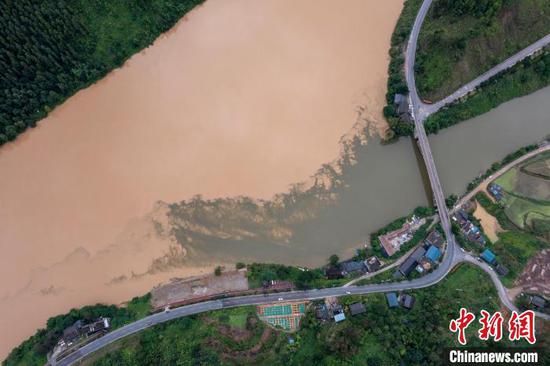 6月18日，受强降雨影响，珠江上游都柳江贵州省从江县四寨河口段出现“泾渭分明”自然景观(无人机照片)。吴德军 摄