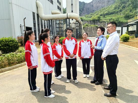 在垃圾发电企业,学生们听税务人员讲解税惠助力绿色发展的相关税收政策。童霖摄 在垃圾发电企业,学生们听税务人员讲解税惠助力绿色发展的相关税收政策。童霖摄