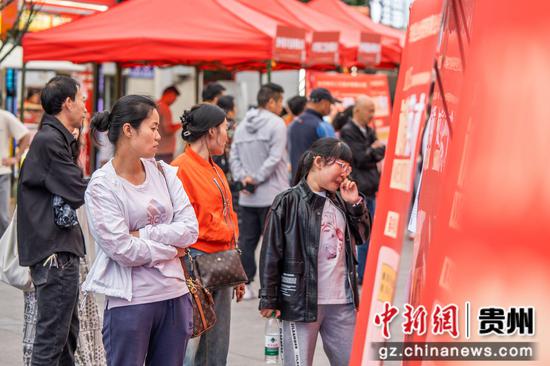2024年6月19日,市民在贵州省毕节市公园路的街头招聘会现场了解企业招聘信息。 2024年6月19日,市民在贵州省毕节市公园路的街头招聘会现场了解企业招聘信息。
