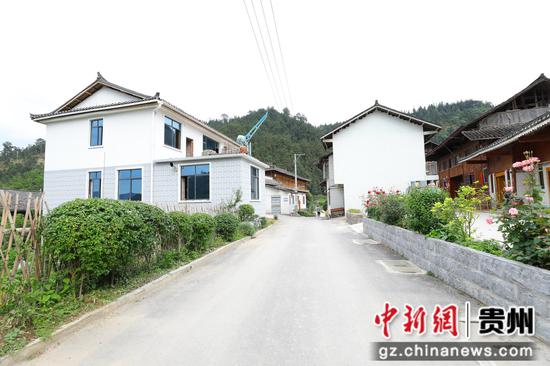 剑河县加禾村干净整洁的乡村公路。 剑河县加禾村干净整洁的乡村公路。