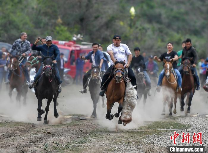 乌鲁木齐举办游牧文化旅游节展示草原马背文化
