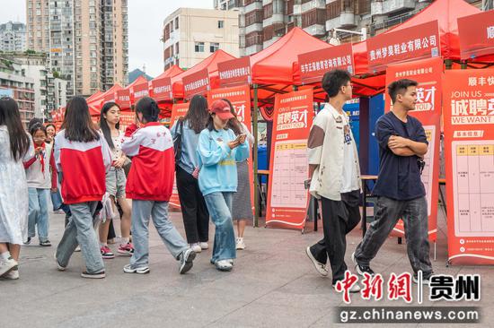 2024年6月19日,在贵州省毕节市公园路拍摄的“街头招聘会”现场。 2024年6月19日,在贵州省毕节市公园路拍摄的“街头招聘会”现场。