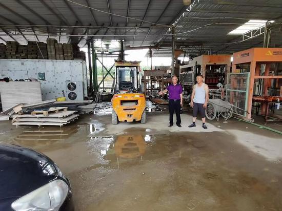 图为农行广西钟山县支行客户经理主动摸排客户受灾情况，上门提供金融服务