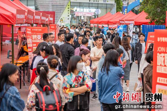2024年6月19日,在贵州省毕节市公园路拍摄的“街头招聘会”现场。 2024年6月19日,在贵州省毕节市公园路拍摄的“街头招聘会”现场。