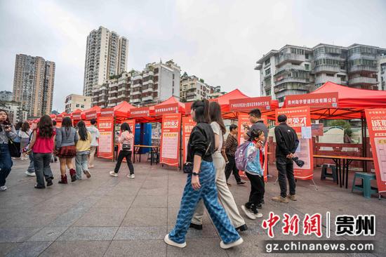 2024年6月19日,在贵州省毕节市公园路拍摄的“街头招聘会”现场。 2024年6月19日,在贵州省毕节市公园路拍摄的“街头招聘会”现场。