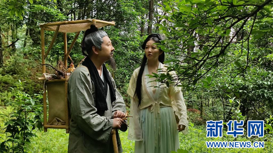 图为《黄小西吃晚饭,真好!》系列微短剧中的《往往清缘》剧照。 图为《黄小西吃晚饭,真好!》系列微短剧中的《往往清缘》剧照。