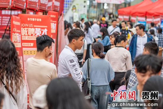 2024年6月19日,在贵州省毕节市公园路拍摄的“街头招聘会”现场。 2024年6月19日,在贵州省毕节市公园路拍摄的“街头招聘会”现场。