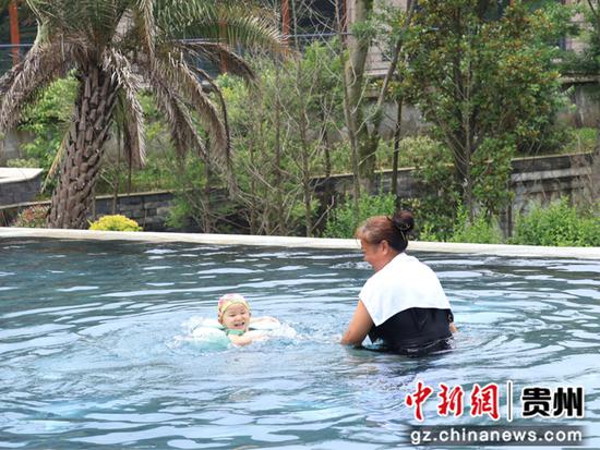 图为游客在温泉景区游玩体验 李明菲摄