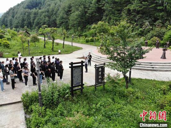 图为6月20日,航拍贵州省毕节市赫章县海雀村复原区。中新网记者 石小杰 摄 图为6月20日,航拍贵州省毕节市赫章县海雀村复原区。中新网记者 石小杰 摄