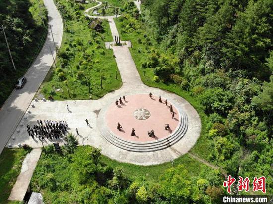 图为6月20日,航拍贵州省毕节市赫章县海雀村复原区。中新网记者 石小杰 摄 图为6月20日,航拍贵州省毕节市赫章县海雀村复原区。中新网记者 石小杰 摄