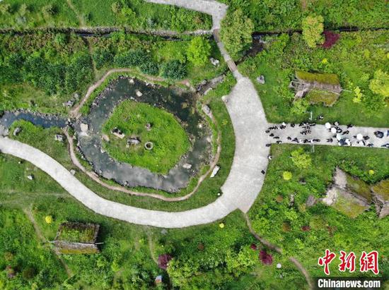 图为6月20日,航拍贵州省毕节市赫章县海雀村复原区。中新网记者 石小杰 摄 图为6月20日,航拍贵州省毕节市赫章县海雀村复原区。中新网记者 石小杰 摄