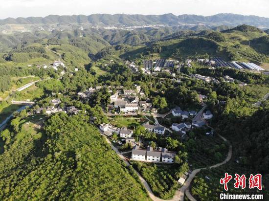图为6月20日,航拍贵州省毕节市赫章县海雀村。中新网记者 石小杰 摄 图为6月20日,航拍贵州省毕节市赫章县海雀村。中新网记者 石小杰 摄