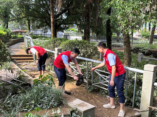 桂林市解放东路支行青年志愿服务队到解放桥路段协助清理垃圾和淤泥 桂林市解放东路支行青年志愿服务队到解放桥路段协助清理垃圾和淤泥