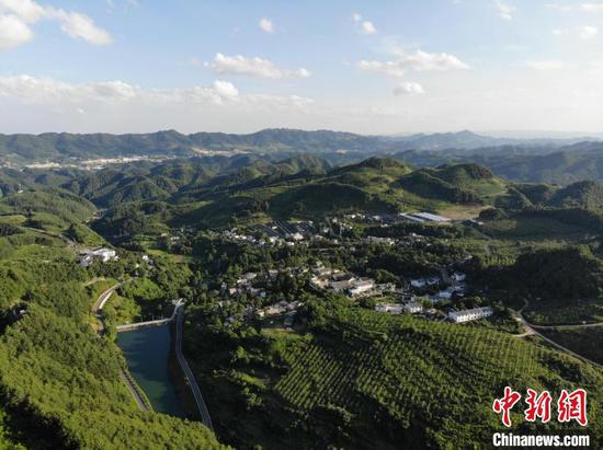 图为6月20日,航拍贵州省毕节市赫章县海雀村。中新网记者 石小杰 摄 图为6月20日,航拍贵州省毕节市赫章县海雀村。中新网记者 石小杰 摄