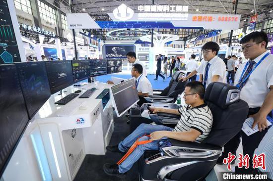 图为参观者在“智能矿山数字化展区”体验。中新社记者 瞿宏伦 摄 图为参观者在“智能矿山数字化展区”体验。中新社记者 瞿宏伦 摄