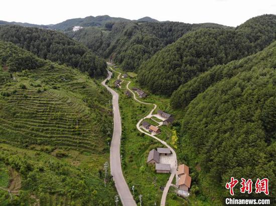 图为6月20日,航拍贵州省毕节市赫章县海雀村。中新网记者 石小杰 摄 图为6月20日,航拍贵州省毕节市赫章县海雀村。中新网记者 石小杰 摄