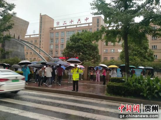 交警维护中考考场周边交通秩序 交警维护中考考场周边交通秩序