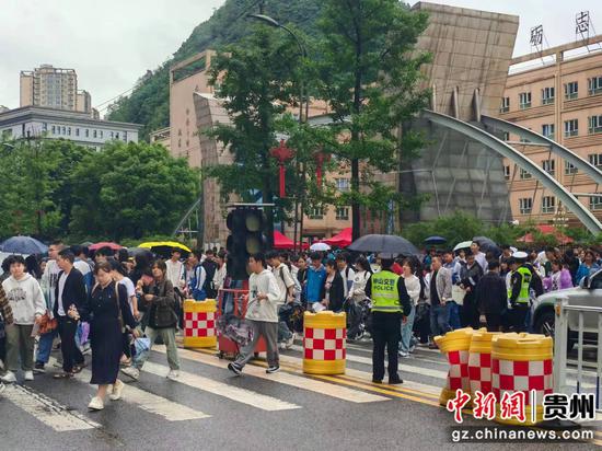 交警维护中考考场周边交通秩序 交警维护中考考场周边交通秩序