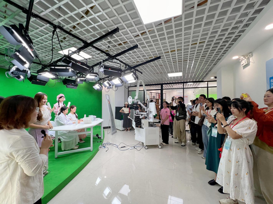 采风团一行观看学生们模拟跨境直播。祝萌 摄 采风团一行观看学生们模拟跨境直播。祝萌 摄