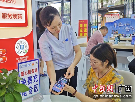 移动多个营业厅建立“暖心驿站”，为受灾民众提供临时避险休息、免费通信、充电用水等服务。 唐吉锞 摄