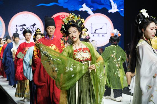 傳統與時尚融合 國風專場秀亮相天津時裝周
