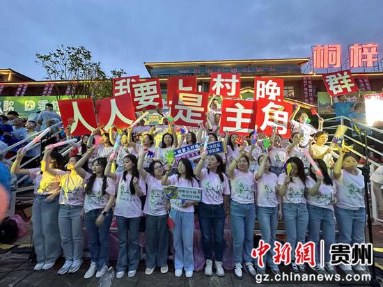 6月22日,桐梓“村晚“现场。 陈洋昕摄 6月22日,桐梓“村晚“现场。 陈洋昕摄