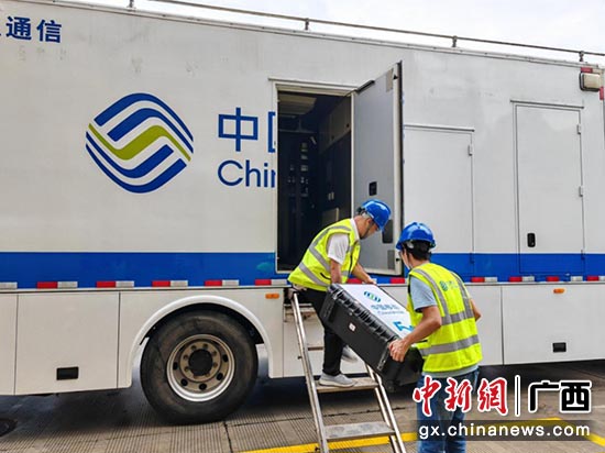 党员突击队启动应急通信车。 李静 摄