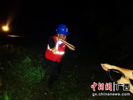 突击队员在金石村开通卫星基站并开展夜间抢修。 张洁 摄