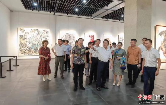 图为与会嘉宾在观展。林浩 摄 图为与会嘉宾在观展。林浩 摄