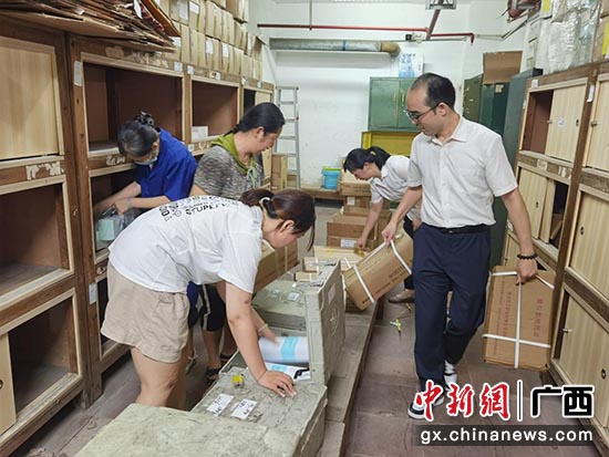 图为员工紧急转移重要凭证，保障客户信息安全。