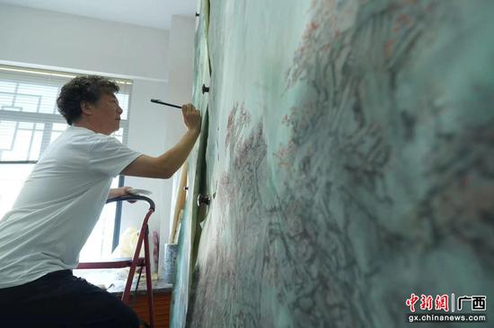 图为蔡智在创作。林浩 摄 图为蔡智在创作。林浩 摄