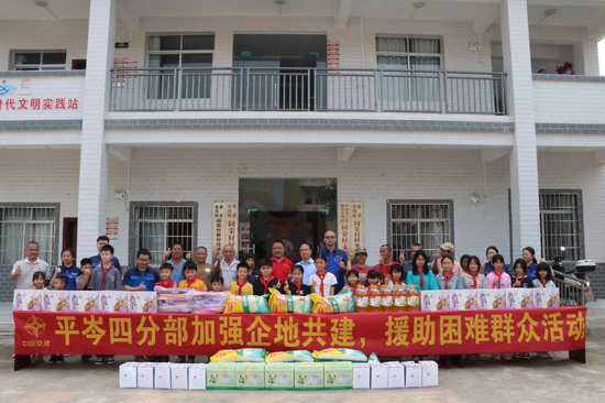 图为援助活动现场。段福 摄 图为援助活动现场。段福 摄