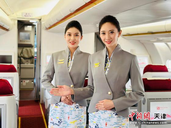 图 天津航空乘务员进行客舱服务 图 天津航空乘务员进行客舱服务