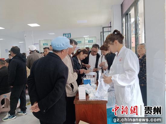 毕节市统一战线健康事业服务组到赫章县金银山街道发放药品现场。王娟  摄