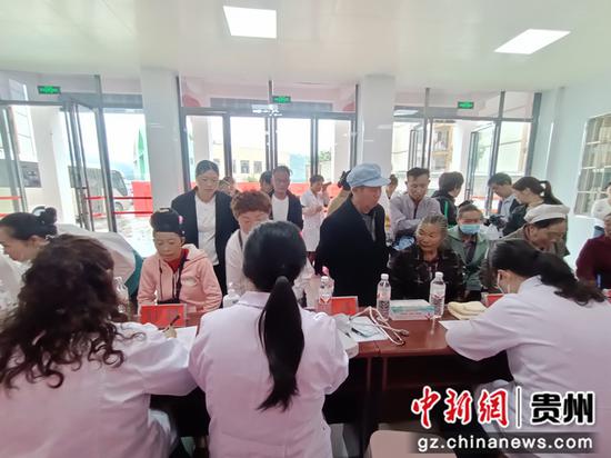 毕节市统一战线健康事业服务组到赫章县金银山街道开展义诊现场。王娟  摄