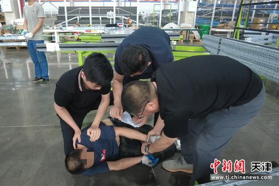 图为警方抓获嫌疑人李某。(北京铁路公安局天津公安处供图) 图为警方抓获嫌疑人李某。(北京铁路公安局天津公安处供图)