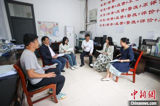 第二批教育帮扶团员们与即将离任的庄建德交流工作心得。中新网记者瞿宏伦摄
