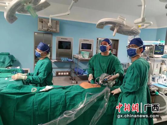 医生团队为患者进行手术治疗 医生团队为患者进行手术治疗