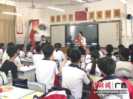 图为工行百色靖西支行走进校园开展民法典宣传活动。 图为工行百色靖西支行走进校园开展民法典宣传活动。