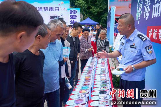 民警向群众讲解毒品危害。李前勇摄