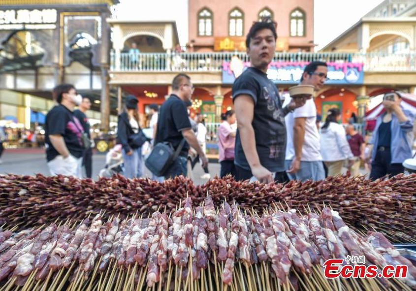 2nd Xinjiang Barbecue Festival wows visitors at Grand Bazaar in Urumqi