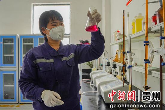6月27日,在位于威宁自治县五里岗街道的贵州锦宁新能源有限公司,技术人员在对处理后的渗滤液进行水质检测。赵庆能 摄 6月27日,在位于威宁自治县五里岗街道的贵州锦宁新能源有限公司,技术人员在对处理后的渗滤液进行水质检测。赵庆能 摄